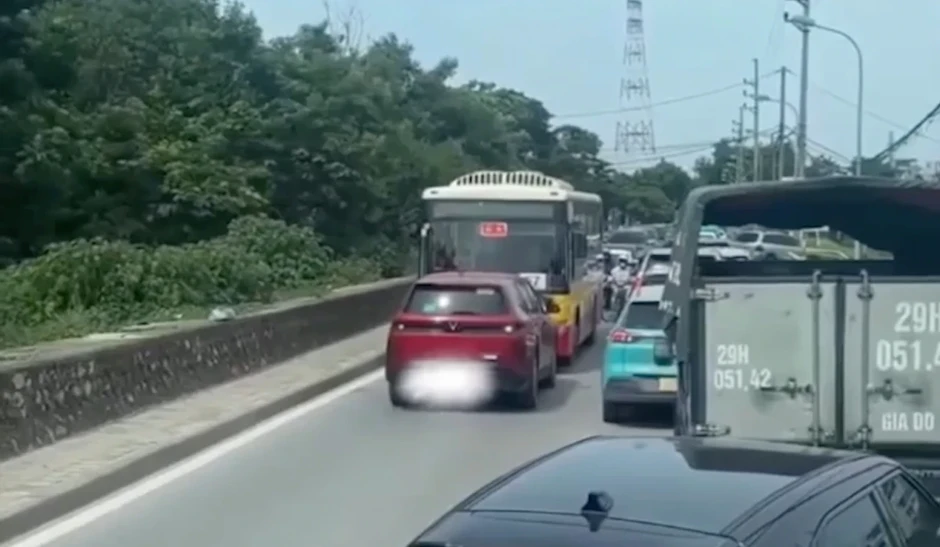 Đường tắc dài, tài xế ô tô "khôn lỏi" không chịu xếp hàng và cái kết