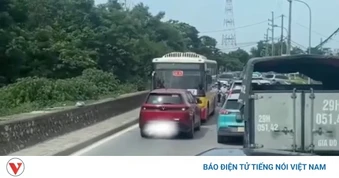 Đường tắc dài, tài xế ô tô "khôn lỏi" không chịu xếp hàng và cái kết