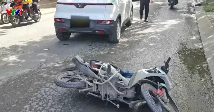 Đường tái lập tạm bợ, người dân thấp thỏm lo tai nạn Đường tái lập tạm bợ, người dân thấp thỏm lo tai nạn
