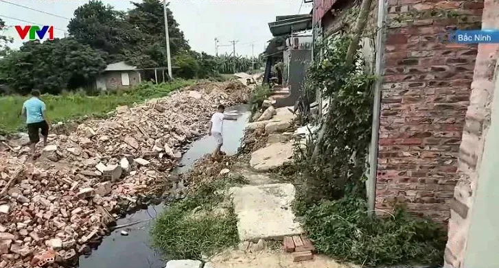 Đường thi công dang dở ảnh hưởng đến cuộc sống người dân Đường thi công dang dở ảnh hưởng đến cuộc sống người dân