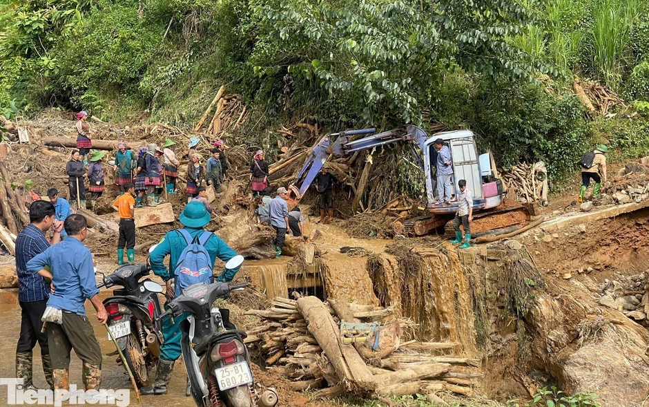 Đường vào xã vùng cao Lào Cai khó khăn, nhiều thôn, bản vẫn bị cô lập