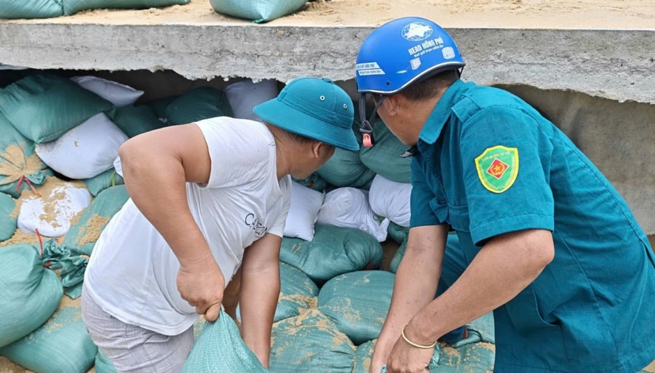 Đường ven biển Thuận An, Huế bị sóng khoét rỗng nền Đường ven biển Thuận An, Huế bị sóng khoét rỗng nền