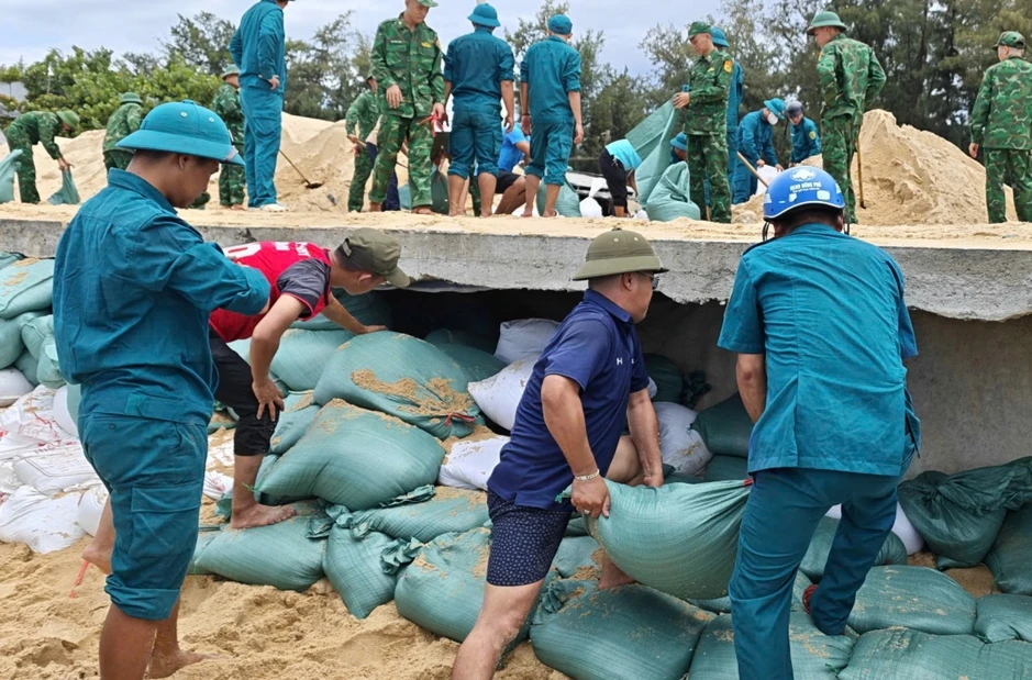 Đường ven biển Thuận An, Huế bị sóng khoét rỗng nền Đường ven biển Thuận An, Huế bị sóng khoét rỗng nền