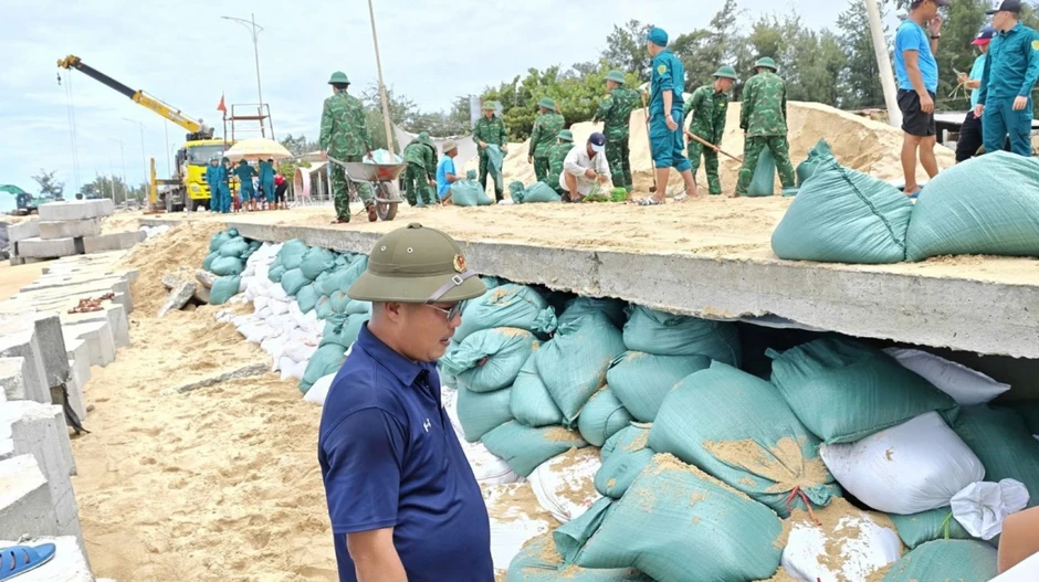 Đường ven biển Thuận An, Huế bị sóng khoét rỗng nền Đường ven biển Thuận An, Huế bị sóng khoét rỗng nền