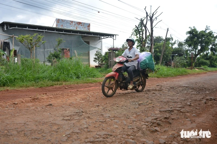 Đường xuống cấp nguy hiểm, dân mong chờ sửa