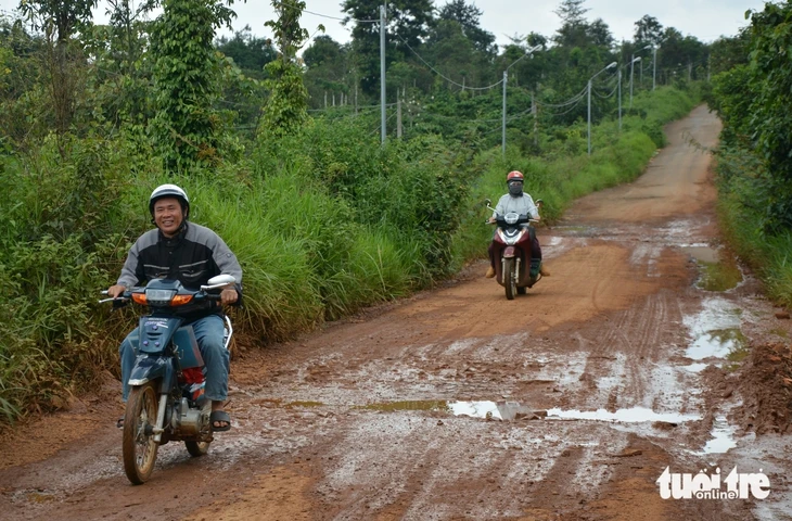 Đường xuống cấp nguy hiểm, dân mong chờ sửa