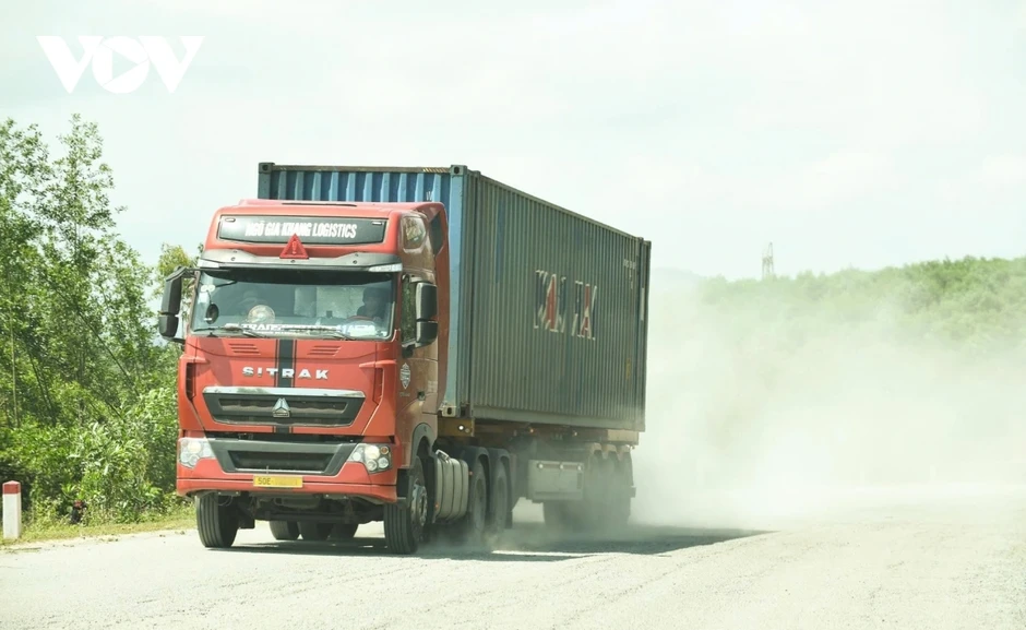 Đường Xuyên Á xuống cấp nghiêm trọng làm đảo lộn cuộc sống người dân Đường Xuyên Á xuống cấp nghiêm trọng làm đảo lộn cuộc sống người dân
