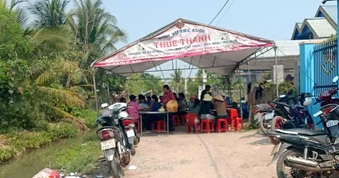 Em bé chết đuối thương tâm tại mương nước trước cửa nhà