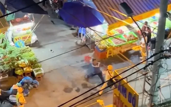 Em trai dùng ghế nhựa tấn công CSGT để giúp anh vi phạm nồng độ cồn bỏ chạy Em trai dùng ghế nhựa tấn công CSGT để giúp anh vi phạm nồng độ cồn bỏ chạy