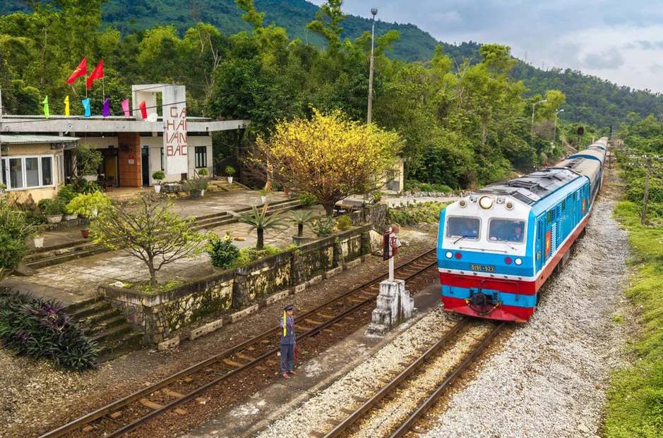 Ga Hải Vân Bắc phối hợp các đơn vị giải cứu thành công nữ hành khách đi lạc vào rừng Ga Hải Vân Bắc phối hợp các đơn vị giải cứu thành công nữ hành khách đi lạc vào rừng