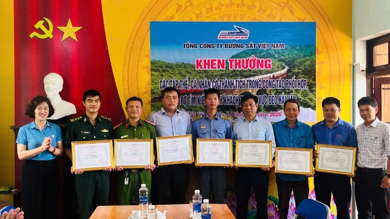 Ga Hải Vân Bắc phối hợp các đơn vị giải cứu thành công nữ hành khách đi lạc vào rừng Ga Hải Vân Bắc phối hợp các đơn vị giải cứu thành công nữ hành khách đi lạc vào rừng