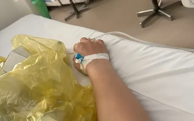 Gần 100 người nhập viện sau khi ăn bánh kem bông lan trứng muối Gần 100 người nhập viện sau khi ăn bánh kem bông lan trứng muối