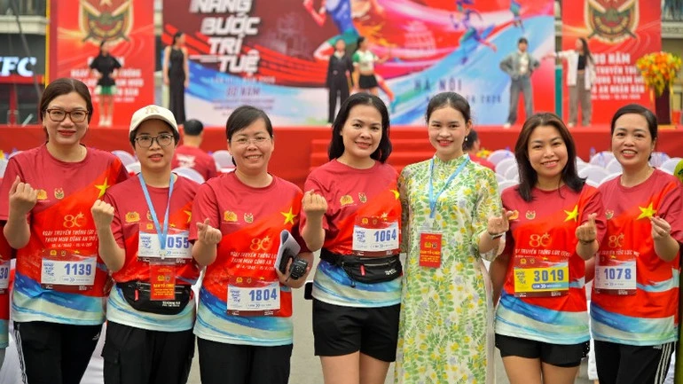 Gần 1.000 người tham gia Giải chạy phong trào "Nâng bước trí tuệ" lần III Gần 1.000 người tham gia Giải chạy phong trào "Nâng bước trí tuệ" lần III