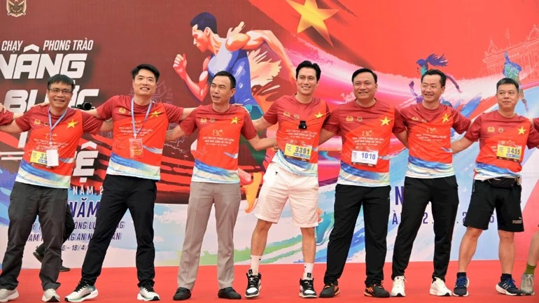 Gần 1.000 người tham gia Giải chạy phong trào "Nâng bước trí tuệ" lần III Gần 1.000 người tham gia Giải chạy phong trào "Nâng bước trí tuệ" lần III