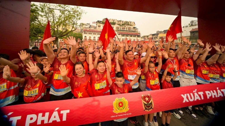 Gần 1.000 người tham gia Giải chạy phong trào "Nâng bước trí tuệ" lần III Gần 1.000 người tham gia Giải chạy phong trào "Nâng bước trí tuệ" lần III