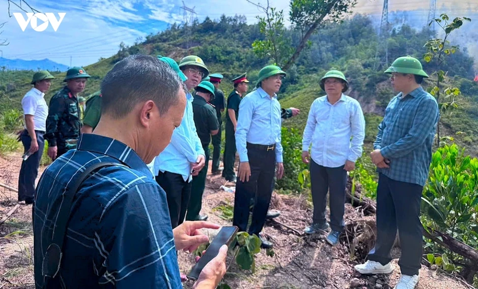 Gần 1.000 người xuyên ngày đêm, căng mình khống chế cháy rừng ở Nghệ An Gần 1.000 người xuyên ngày đêm, căng mình khống chế cháy rừng ở Nghệ An