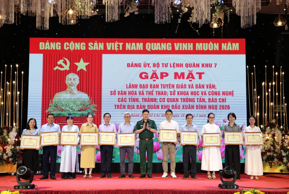 Gần 10.000 cán bộ, chiến sĩ Quân khu 7 được thăng quân hàm, nâng lương trước niên hạn Gần 10.000 cán bộ, chiến sĩ Quân khu 7 được thăng quân hàm, nâng lương trước niên hạn
