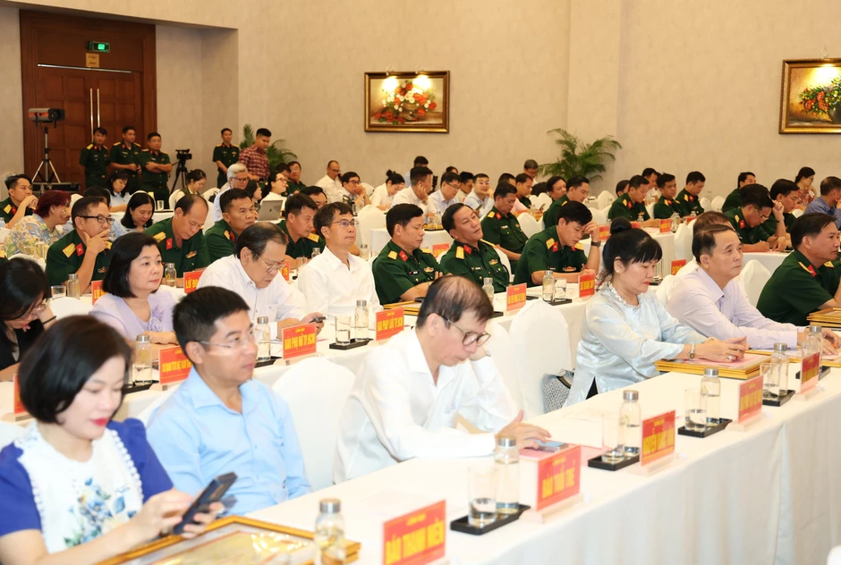 Gần 10.000 cán bộ, chiến sĩ Quân khu 7 được thăng quân hàm, nâng lương trước niên hạn Gần 10.000 cán bộ, chiến sĩ Quân khu 7 được thăng quân hàm, nâng lương trước niên hạn