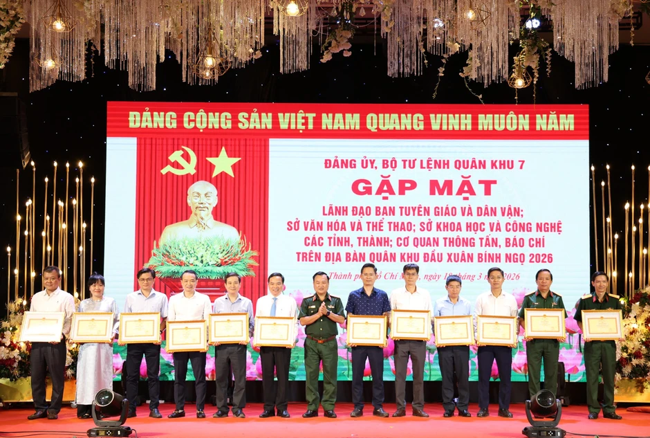 Gần 10.000 cán bộ, chiến sĩ Quân khu 7 được thăng quân hàm, nâng lương trước niên hạn Gần 10.000 cán bộ, chiến sĩ Quân khu 7 được thăng quân hàm, nâng lương trước niên hạn