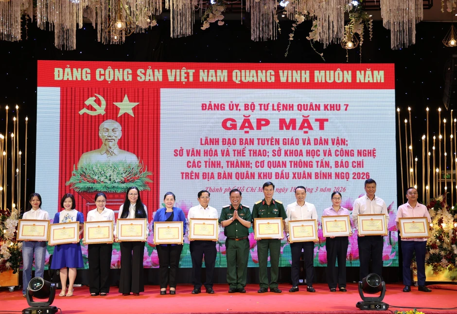 Gần 10.000 cán bộ, chiến sĩ Quân khu 7 được thăng quân hàm, nâng lương trước niên hạn Gần 10.000 cán bộ, chiến sĩ Quân khu 7 được thăng quân hàm, nâng lương trước niên hạn