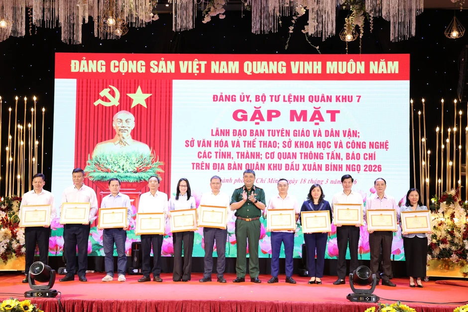 Gần 10.000 cán bộ, chiến sĩ Quân khu 7 được thăng quân hàm, nâng lương trước niên hạn Gần 10.000 cán bộ, chiến sĩ Quân khu 7 được thăng quân hàm, nâng lương trước niên hạn