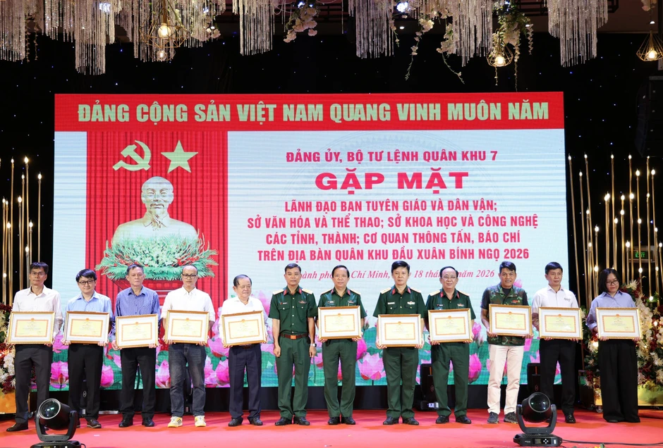 Gần 10.000 cán bộ, chiến sĩ Quân khu 7 được thăng quân hàm, nâng lương trước niên hạn Gần 10.000 cán bộ, chiến sĩ Quân khu 7 được thăng quân hàm, nâng lương trước niên hạn