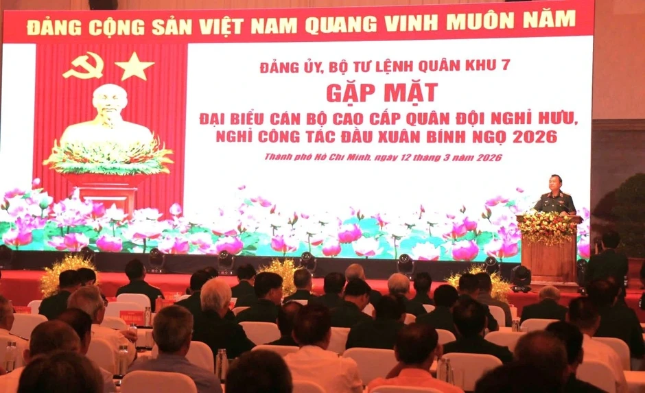 Gần 1.200 cán bộ cao cấp Quân đội nghỉ hưu dự họp mặt đầu Xuân tại Quân khu 7 Gần 1.200 cán bộ cao cấp Quân đội nghỉ hưu dự họp mặt đầu Xuân tại Quân khu 7