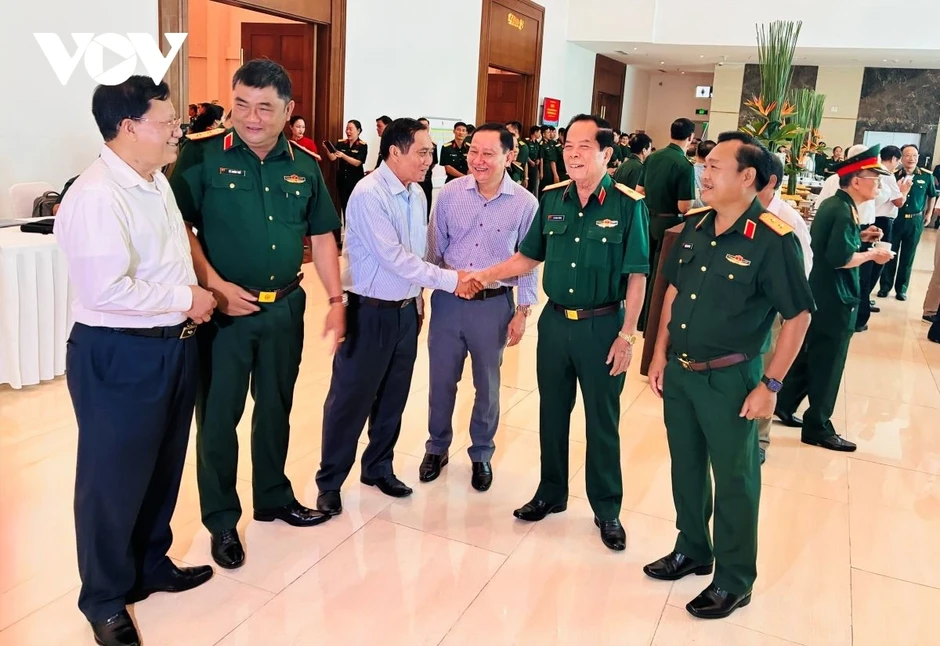 Gần 1.200 cán bộ cao cấp Quân đội nghỉ hưu dự họp mặt đầu Xuân tại Quân khu 7 Gần 1.200 cán bộ cao cấp Quân đội nghỉ hưu dự họp mặt đầu Xuân tại Quân khu 7