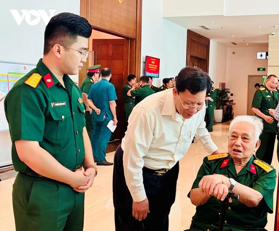 Gần 1.200 cán bộ cao cấp Quân đội nghỉ hưu dự họp mặt đầu Xuân tại Quân khu 7 Gần 1.200 cán bộ cao cấp Quân đội nghỉ hưu dự họp mặt đầu Xuân tại Quân khu 7