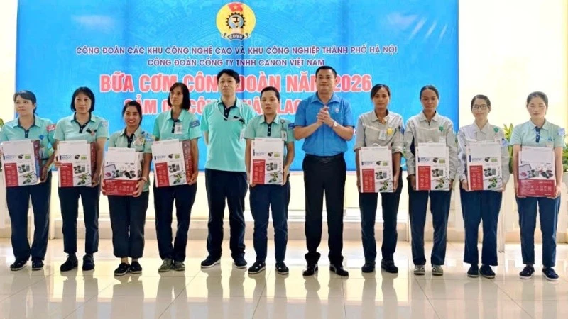 Gần 24 nghìn công nhân Canon Việt Nam chung vui "Bữa cơm Công đoàn" Gần 24 nghìn công nhân Canon Việt Nam chung vui "Bữa cơm Công đoàn"