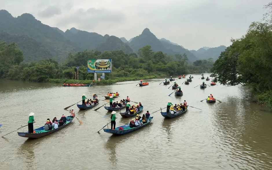 Gần 400 đại biểu quốc tế trải nghiệm “Du xuân hữu nghị 2026” tại Chùa Hương Gần 400 đại biểu quốc tế trải nghiệm “Du xuân hữu nghị 2026” tại Chùa Hương