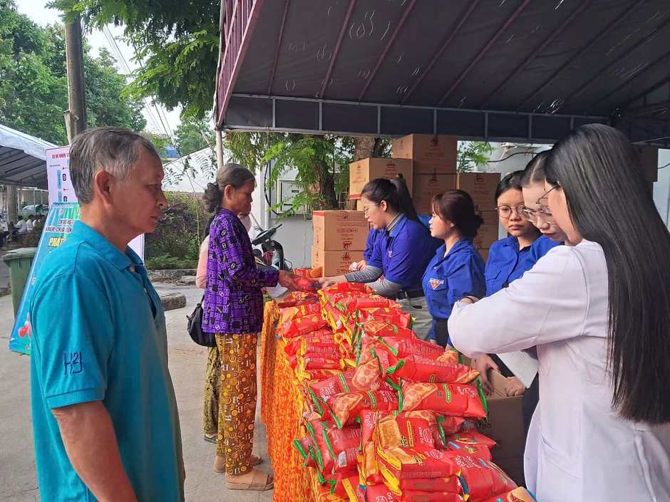 Gần 4.000 người dân ở miền Tây được khám bệnh và cấp thuốc miễn phí trong ngày 8-3