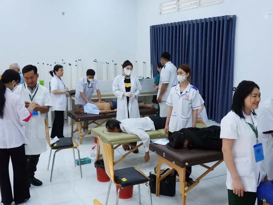 Gần 4.000 người dân ở miền Tây được khám bệnh và cấp thuốc miễn phí trong ngày 8-3