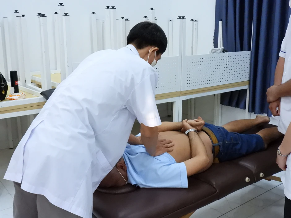 Gần 4.000 người dân ở miền Tây được khám bệnh và cấp thuốc miễn phí trong ngày 8-3