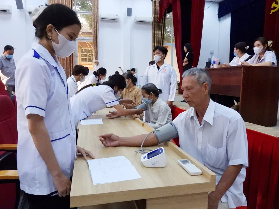 Gần 4.000 người dân ở miền Tây được khám bệnh và cấp thuốc miễn phí trong ngày 8-3