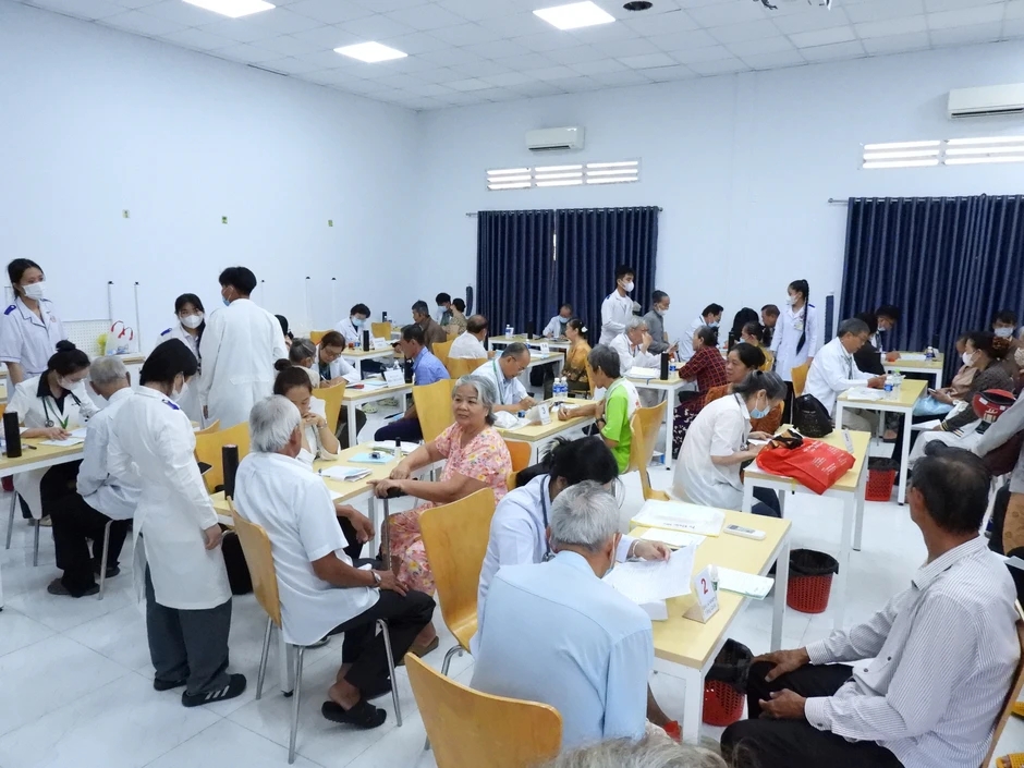 Gần 4.000 người dân ở miền Tây được khám bệnh và cấp thuốc miễn phí trong ngày 8-3