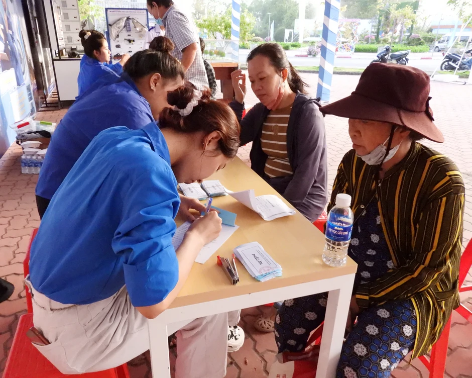 Gần 4.000 người dân ở miền Tây được khám bệnh và cấp thuốc miễn phí trong ngày 8-3