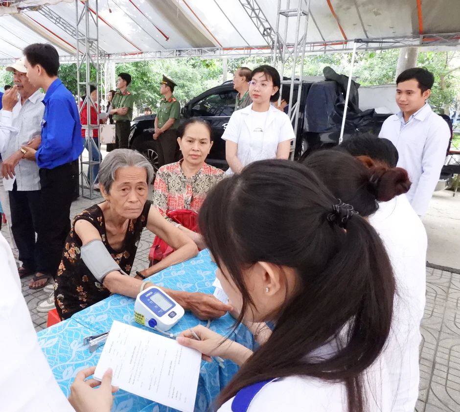 Gần 4.000 người dân ở miền Tây được khám bệnh và cấp thuốc miễn phí trong ngày 8-3