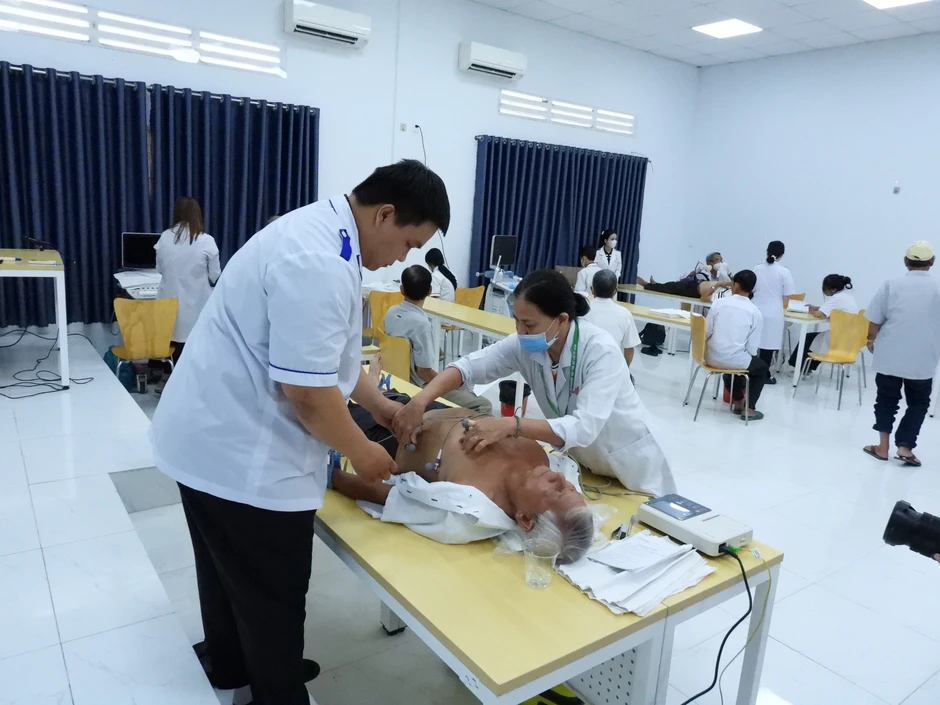 Gần 4.000 người dân ở miền Tây được khám bệnh và cấp thuốc miễn phí trong ngày 8-3