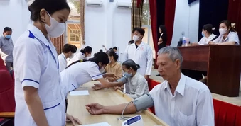 Gần 4.000 người dân ở miền Tây được khám bệnh và cấp thuốc miễn phí trong ngày 8-3