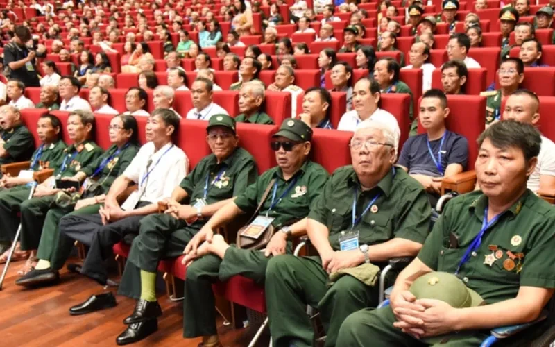 Gần 476 tỷ đồng tặng quà cho người có công nhân dịp kỷ niệm ngày Thương binh - Liệt sĩ Gần 476 tỷ đồng tặng quà cho người có công nhân dịp kỷ niệm ngày Thương binh - Liệt sĩ