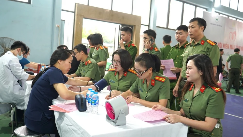 Gần 800 cán bộ, chiến sỹ Công an Thái Nguyên tham gia ngày hội hiến máu Gần 800 cán bộ, chiến sỹ Công an Thái Nguyên tham gia ngày hội hiến máu