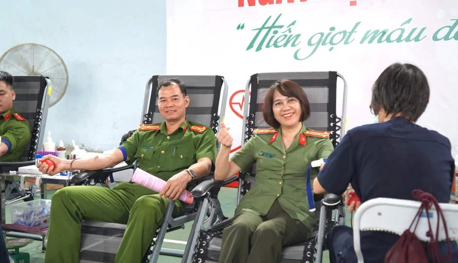Gần 800 cán bộ, chiến sỹ Công an Thái Nguyên tham gia ngày hội hiến máu Gần 800 cán bộ, chiến sỹ Công an Thái Nguyên tham gia ngày hội hiến máu