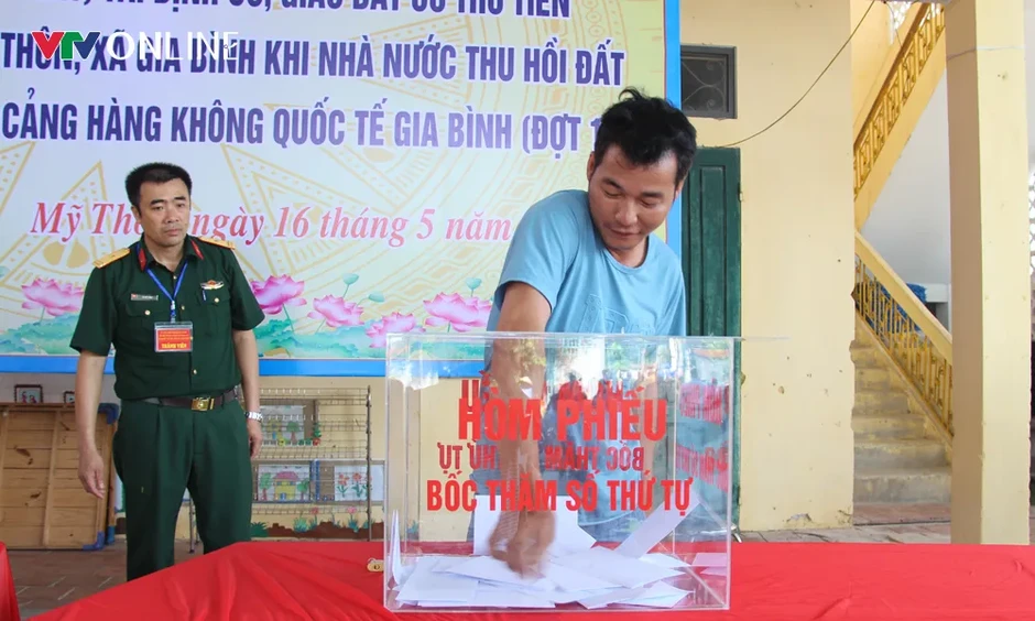 Gần 800 hộ dân đồng thuận bốc thăm đất tái định cư dự án Cảng hàng không quốc tế Gia Bình Gần 800 hộ dân đồng thuận bốc thăm đất tái định cư dự án Cảng hàng không quốc tế Gia Bình