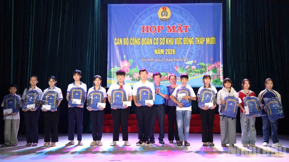 Gắn kết cán bộ công đoàn, đồng hành cùng đoàn viên, người lao động Gắn kết cán bộ công đoàn, đồng hành cùng đoàn viên, người lao động