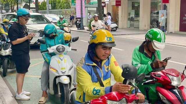 Gặp chú lao công vừa quét dọn vừa nhún nhảy theo điệu nhạc gây sốt MXH: "Hông vui cũng nhảy, vui cũng nhảy" Gặp chú lao công vừa quét dọn vừa nhún nhảy theo điệu nhạc gây sốt MXH: "Hông vui cũng nhảy, vui cũng nhảy"