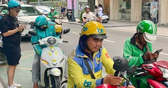 Gặp chú lao công vừa quét dọn vừa nhún nhảy theo điệu nhạc gây sốt MXH: "Hông vui cũng nhảy, vui cũng nhảy"