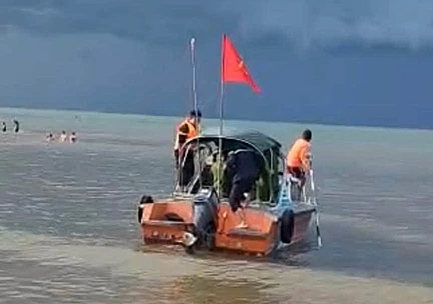 Gặp nạn trên biển Cửa Lò khi chèo thuyền SUP, 4 du khách được cứu hộ an toàn Gặp nạn trên biển Cửa Lò khi chèo thuyền SUP, 4 du khách được cứu hộ an toàn