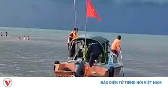 Gặp nạn trên biển Cửa Lò khi chèo thuyền SUP, 4 du khách được cứu hộ an toàn