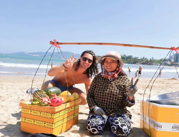 Gặp người bán trái cây ở Nha Trang có lời rao thành bài hát ‘viral’ toàn cầu
